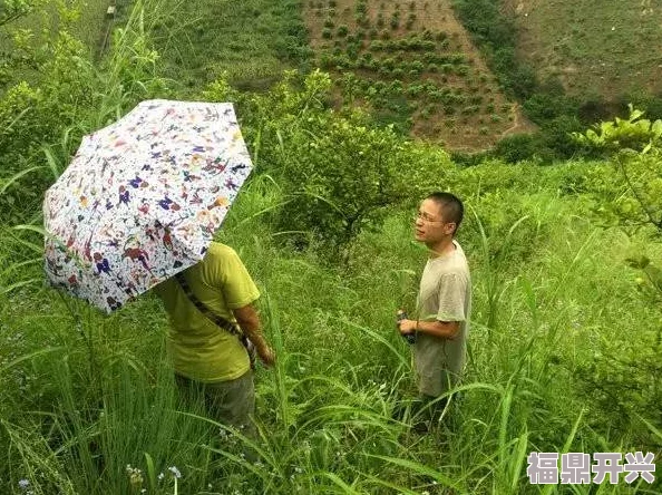 甘雨挤羊奶后衣服图片，展示了她在农场工作时的可爱瞬间，体现了乡村生活的乐趣与自然之美